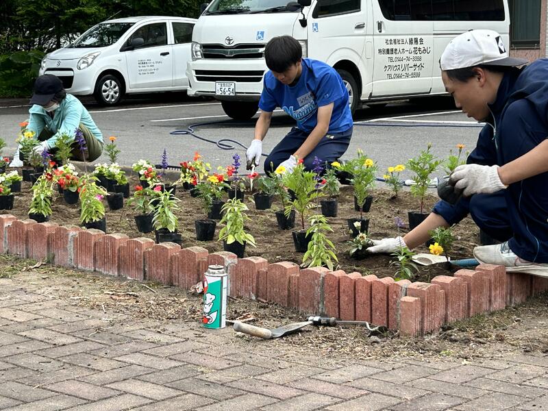 老人ホームの花壇整備