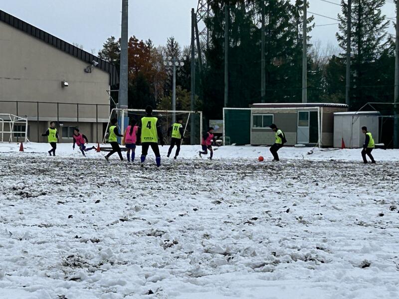 今年の大会がすべて終わり、週末はいろいろなチームと練習試合をしています。最近は、得点もできるようになってきました。